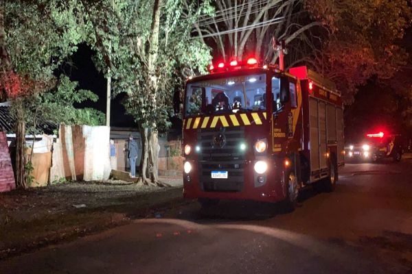 Imagem referente a notícia: Incêndio atinge residência de madeira no Bairro São Cristóvão