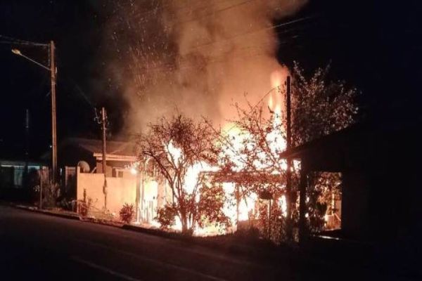 Casa é completamente destruída pelo fogo no Bairro Alto Alegre em Catanduvas