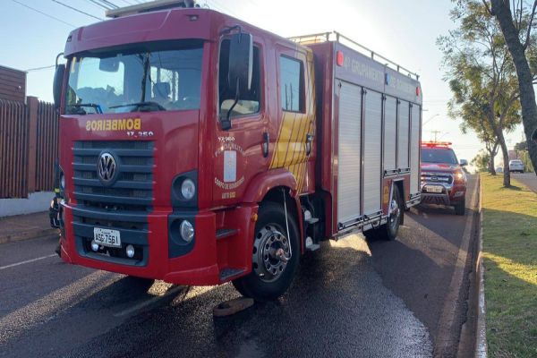 Imagem referente a notícia: Motociclista quase é esmagado por rodado de caminhão na Rua Olindo Periolo