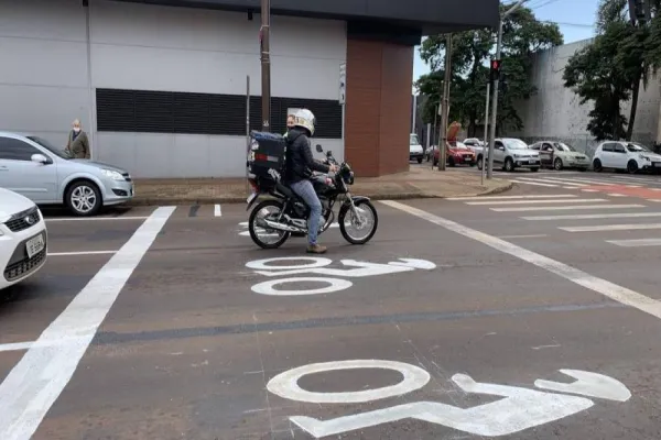 Foto relacionada a notícia: Ação educativa apresenta nova sinalização com "área de espera" para motos em semáforos de Cascavel
