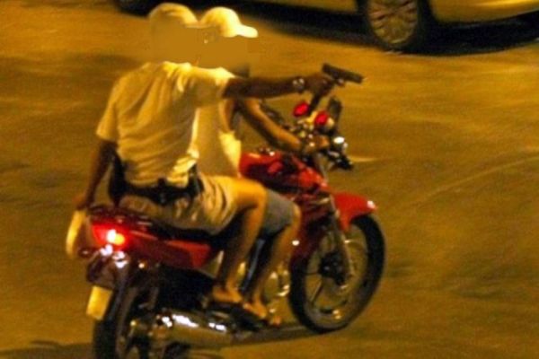 Imagem referente a notícia: Dupla da moto vermelha assalta três pessoas em menos duas horas em Cascavel