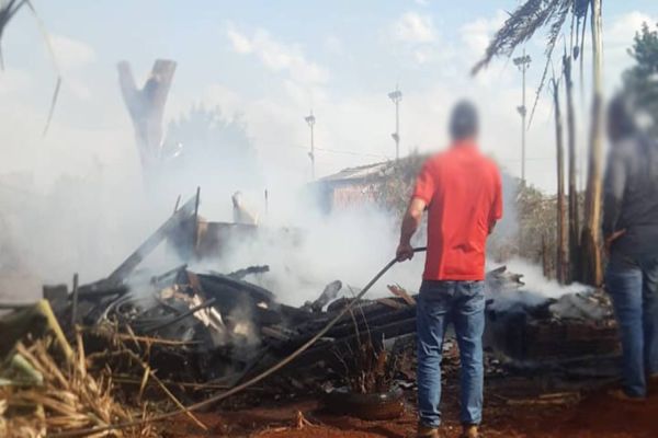 Imagem referente a notícia: Mais uma casa é consumida pelo fogo no Bairro Alto Alegre em Catanduvas