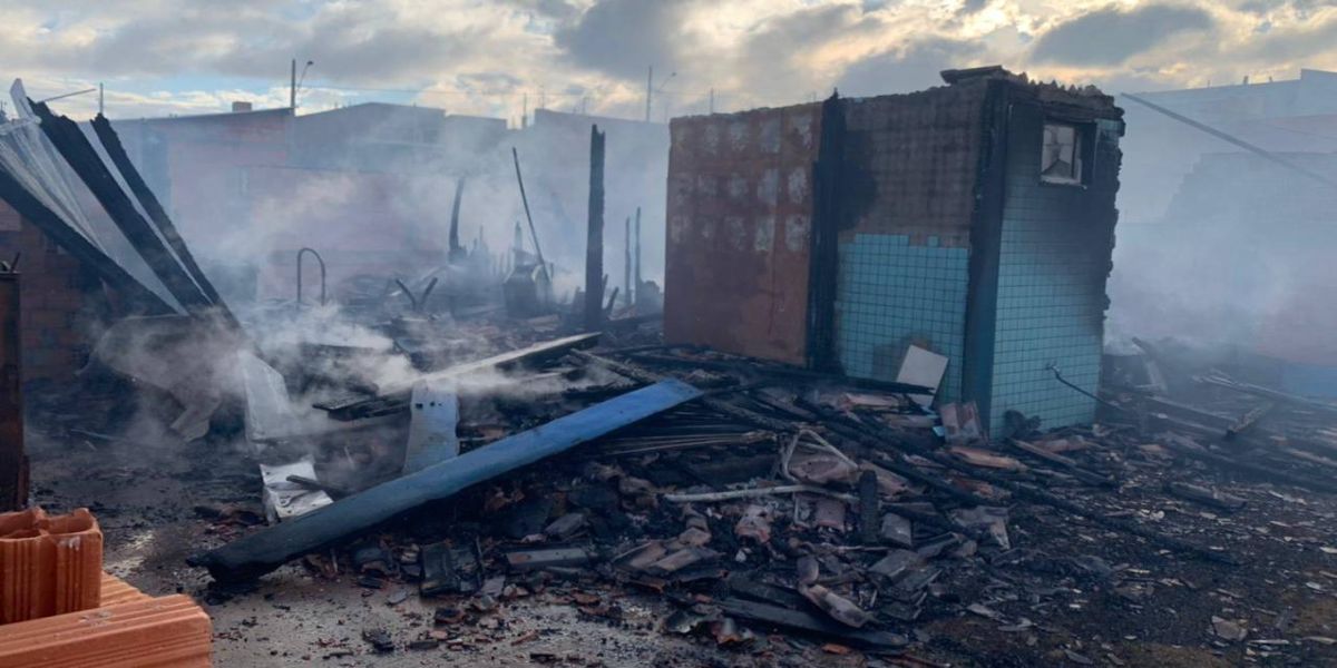 Residência fica completamente destruída após incêndio no Jardim Veneza