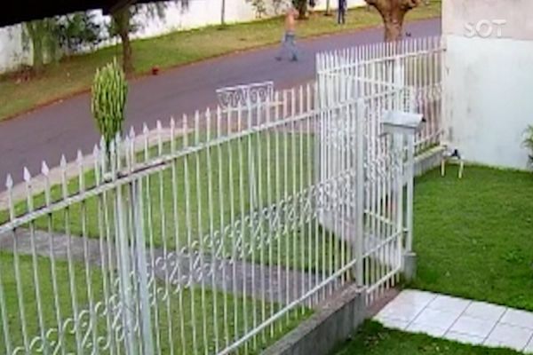 Imagem referente a notícia: Dupla da Moto Vermelha: Imagens mostram mulher sendo agredida e assaltada no Pacaembu