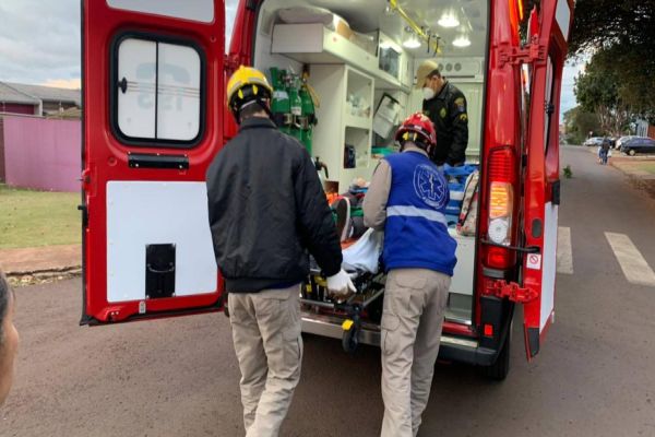 Imagem referente a notícia: Menina de 12 anos fica ferida após ser atingida por automóvel na Rua Buenos Aires