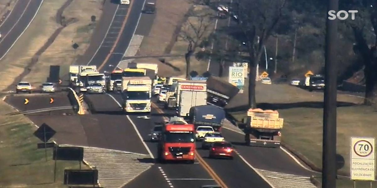 Câmera flagra tombamento de carreta após colisão com três veículos na BR-277 em Cascavel