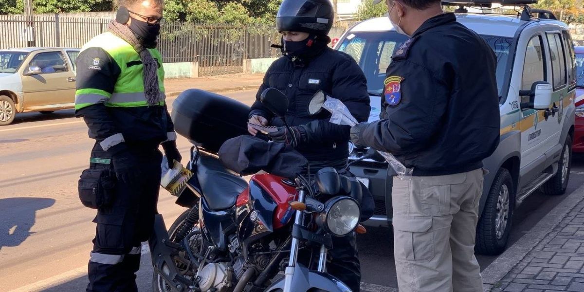 Ação educativa orientou o uso correto da nova sinalização na Rua Erechim x Vicente Machado, em alus