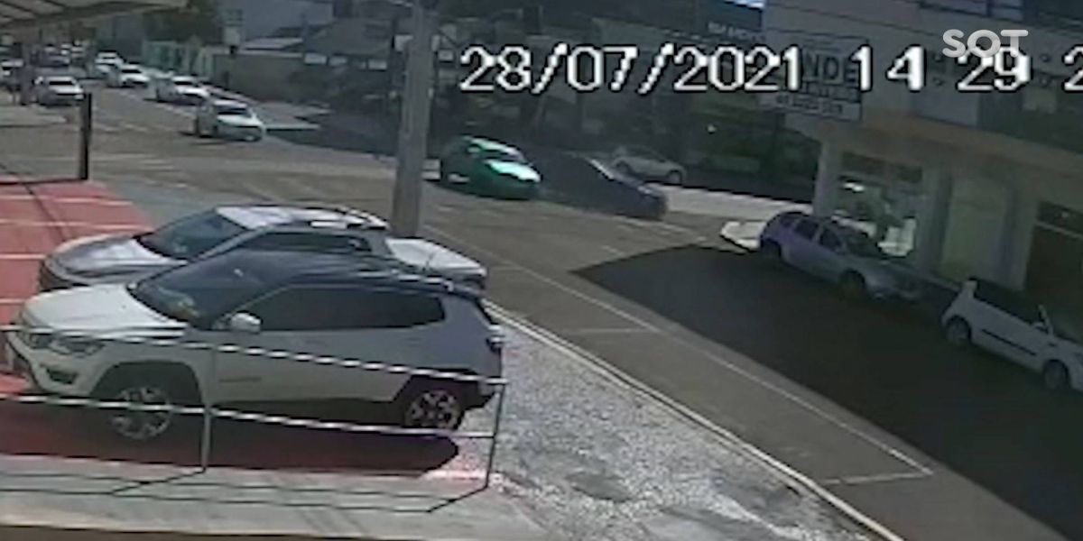 Câmera de segurança registra colisão de trânsito na Rua Barão do Cerro Azul