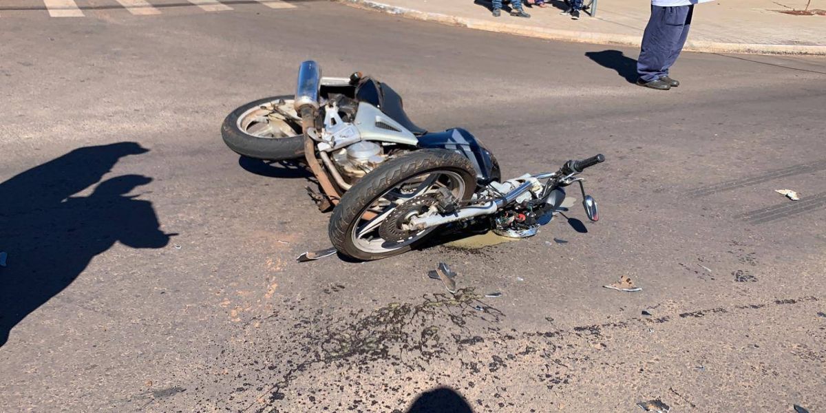 Mulher fica ferida após colisão de trânsito envolvendo moto e carro na Rua Itália em Cascavel