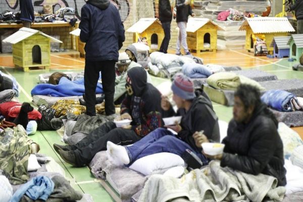 Ginásio do Creas recebeu 60 moradores na primeira noite; Saiba como ajudar