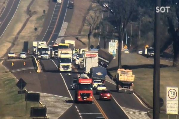 Imagem referente a notícia: Câmera flagra tombamento de carreta após colisão com três veículos na BR-277 em Cascavel
