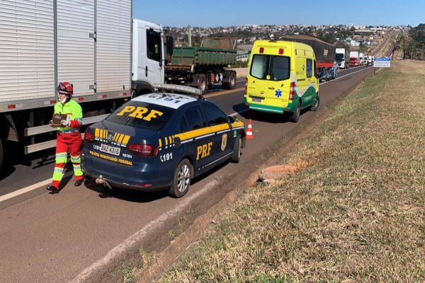 Imagem referente a notícia: Engavetamento seguido de tombamento é registrado na BR-277, nas proximidades do Trevo da Portal