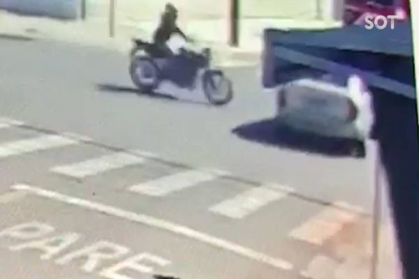 Imagem referente a notícia: Câmera de segurança registra gravíssimo acidente de trânsito na Rua Itália em Cascavel