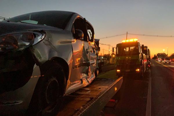 Imagem referente a notícia: Grave colisão de trânsito deixa passageira em estado grave na rodovia BR-277 em Cascavel
