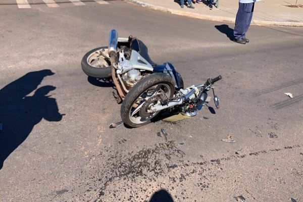 Imagem referente a notícia: Mulher fica ferida após colisão de trânsito envolvendo moto e carro na Rua Itália em Cascavel