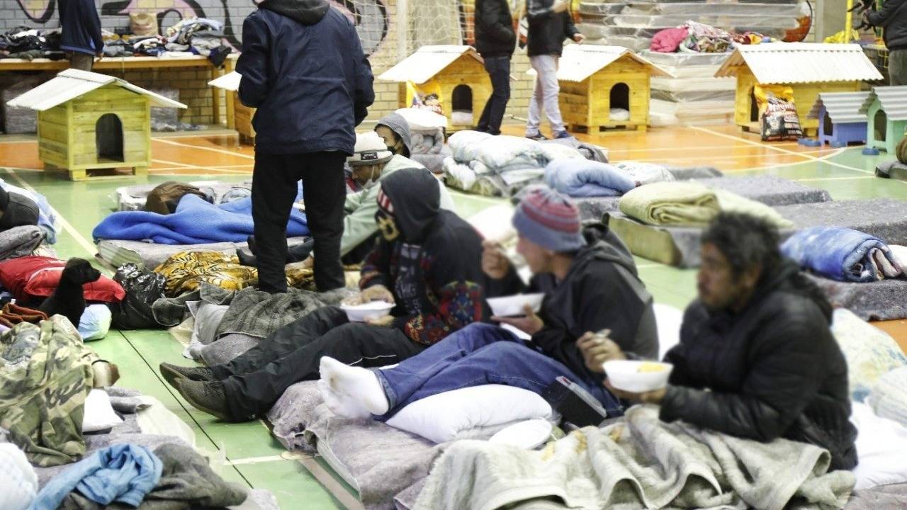 Ginásio do Creas recebeu 60 moradores na primeira noite; Saiba como ajudar