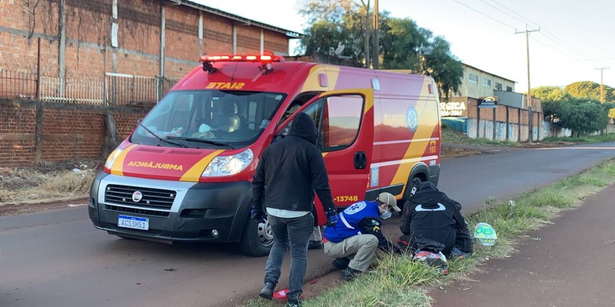Duas pessoas ficam feridas após colisão traseira na Avenida Piquiri