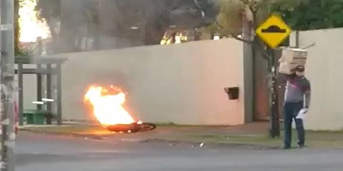 Motocicleta fica totalmente destruída após incêndio na Rua Cuiabá
