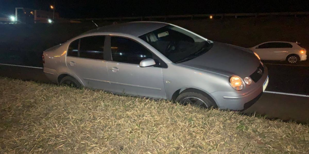 Após colisão lateral, Polo cai na canaleta de escoamento de água na BR-277