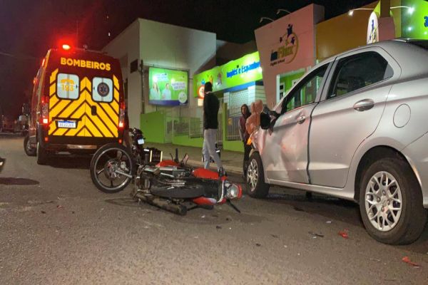 Imagem referente a notícia: Motociclista de 21 anos sofre lesão na perna após colisão de trânsito na Rua Castro Alves
