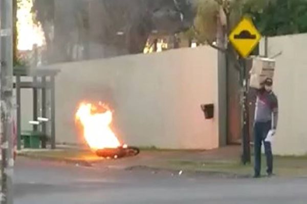 Imagem referente a notícia: Motocicleta fica totalmente destruída após incêndio na Rua Cuiabá