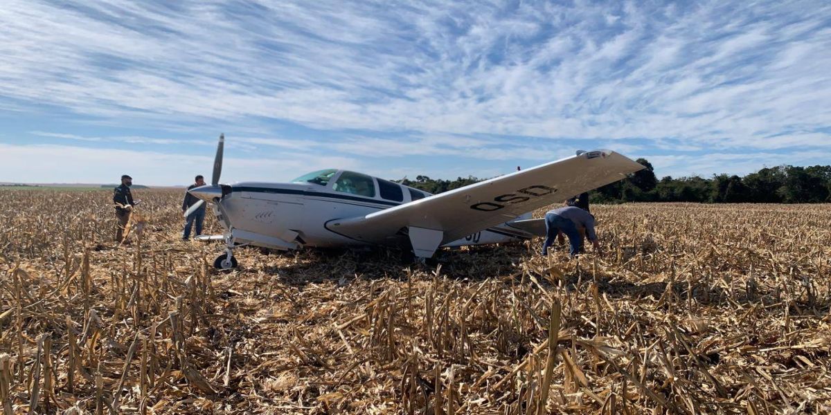 Aeronave de pequeno porte faz pouso de emergência em plantação de milho em Cascavel