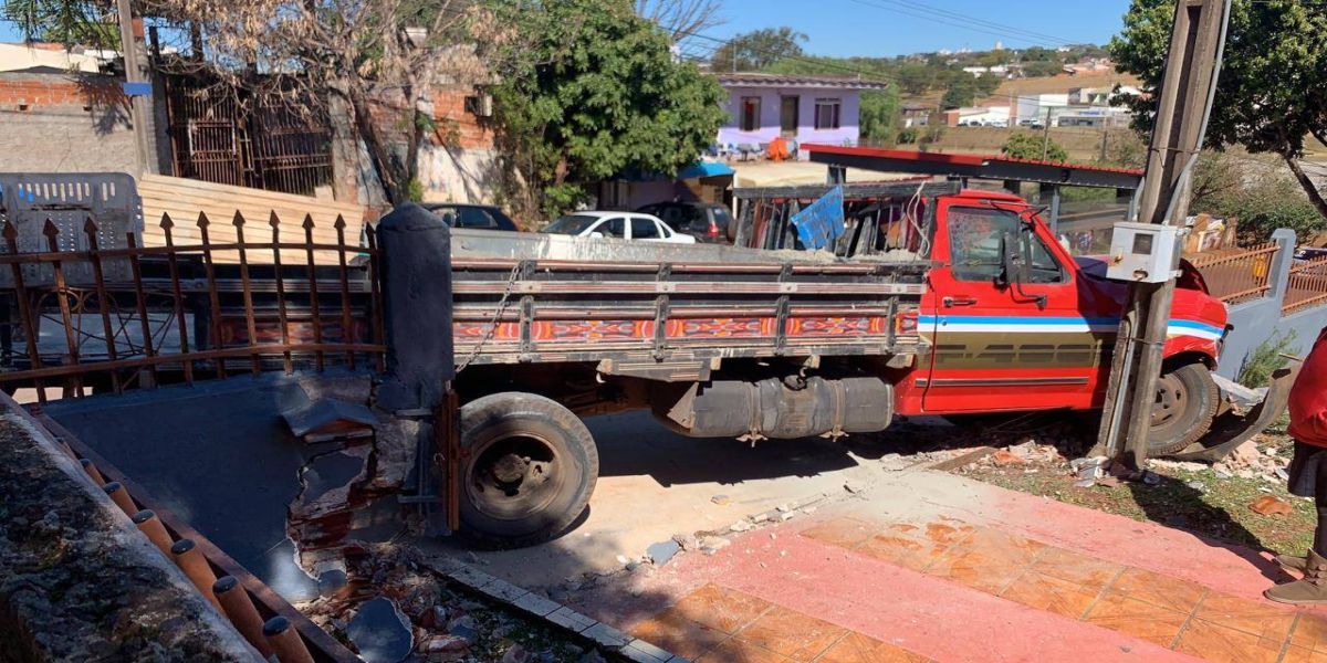 Caminhão fica sem freio e colide com muro de uma residência no Bairro Morumbi