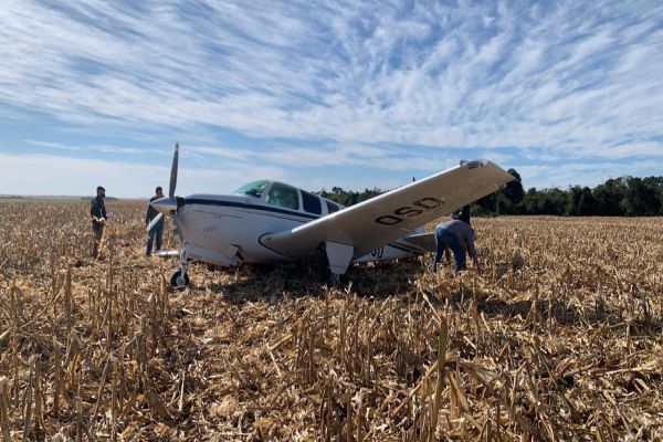 Imagem referente a notícia: Aeronave de pequeno porte faz pouso de emergência em plantação de milho em Cascavel