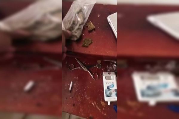 Imagem referente a notícia: Polícia Militar apreendem homem, maconha e balança de precisão no Jardim Colmeia