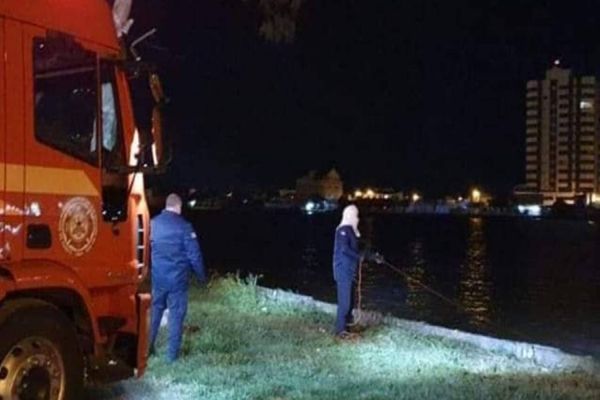 Após matar o filho de 7 anos, mãe coloca corpo em mala e joga em um rio