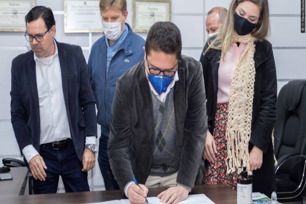 Imagem referente a notícia: Emerson Vilanova assume mandato durante licença de 30 dias do Professor Santello