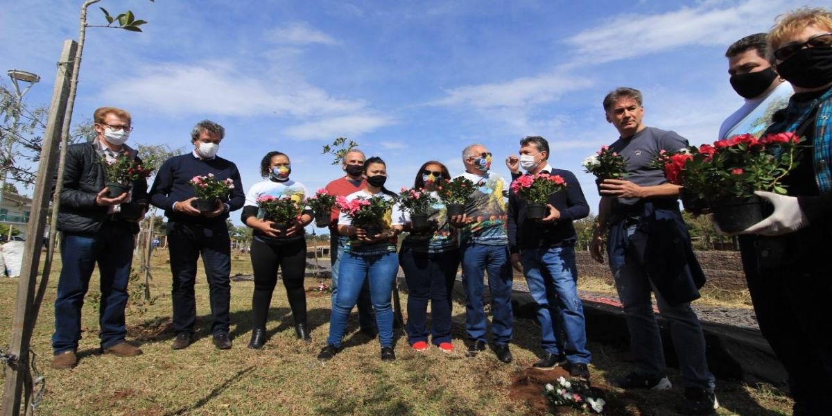 Ecopark Oeste ganha mais vida e cores com o plantio de flores