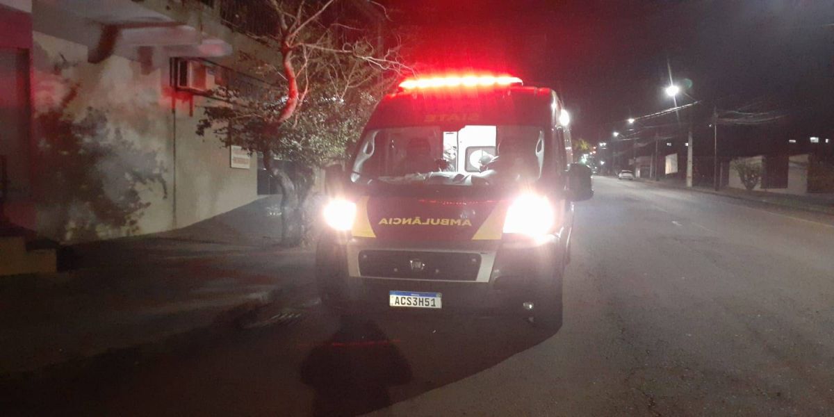 Motociclistas se envolvem em colisão de trânsito na Rua Natal