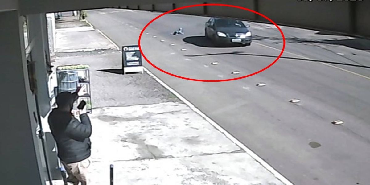 Criança de 4 anos abre a porta e cai de carro em movimento; Veja o vídeo