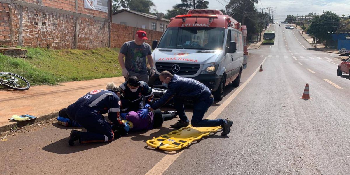 Ciclista fica gravemente ferida após bater a cabeça no asfalto durante queda na Rua Ipanema