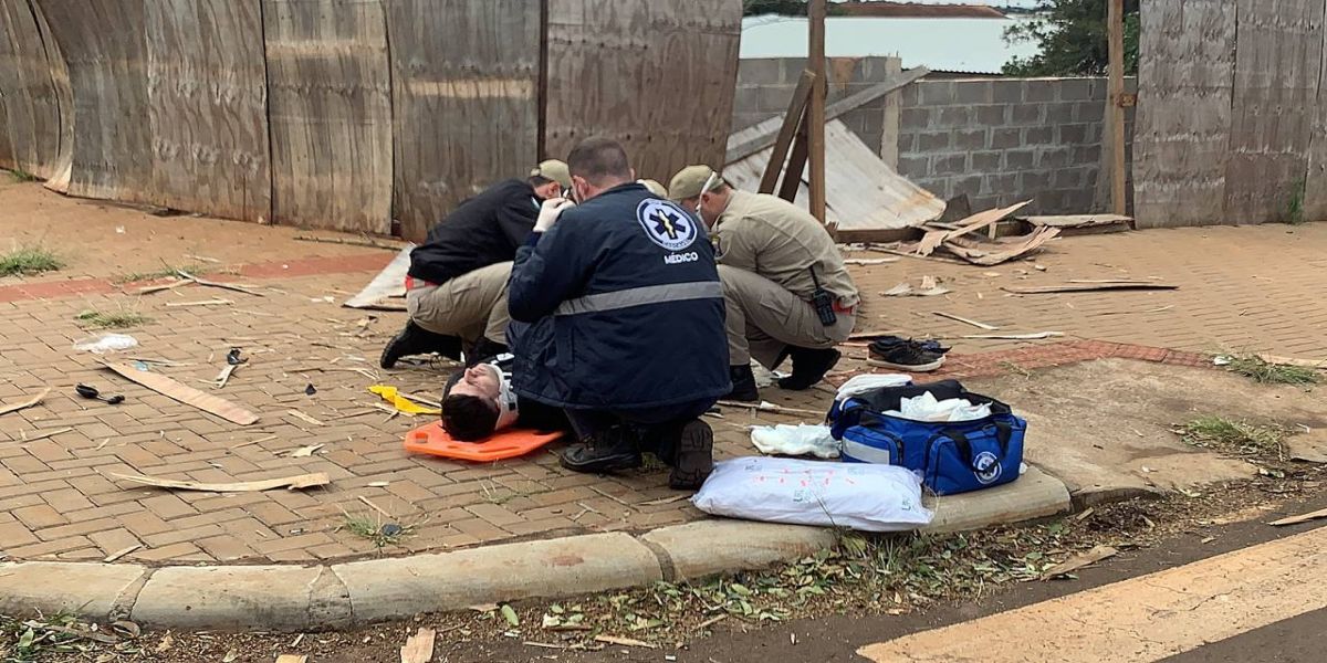 Motociclista sofre fratura aberta de fêmur após queda de moto na Rua Guaíba
