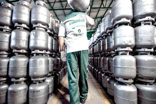 Com novo reajuste, preço do gás de cozinha comprometerá 10% do valor do salário mínimo