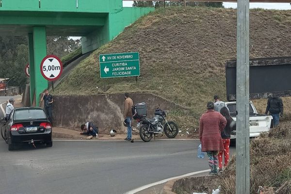 Motociclista fica ferido após colisão de trânsito no Viaduto da Petrocon