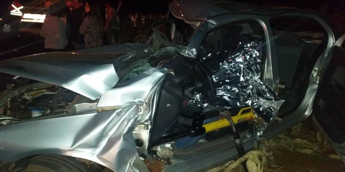 Um morre e outros dois ficam feridos em acidente com caminhonete e dois carros na PR-575