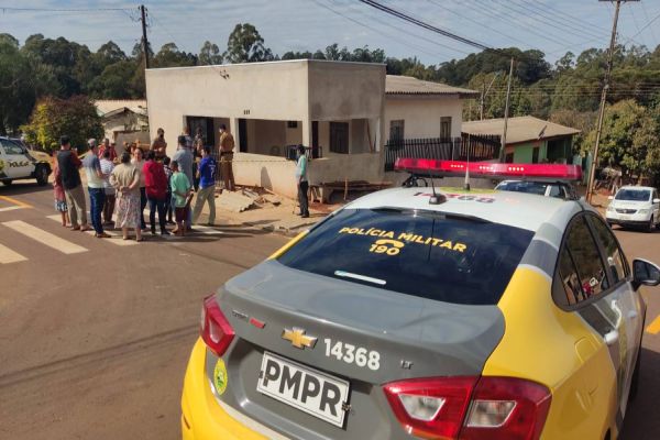 Imagem referente a notícia: Homem é morto a tiros em área de residência no Bairro XIV de Novembro