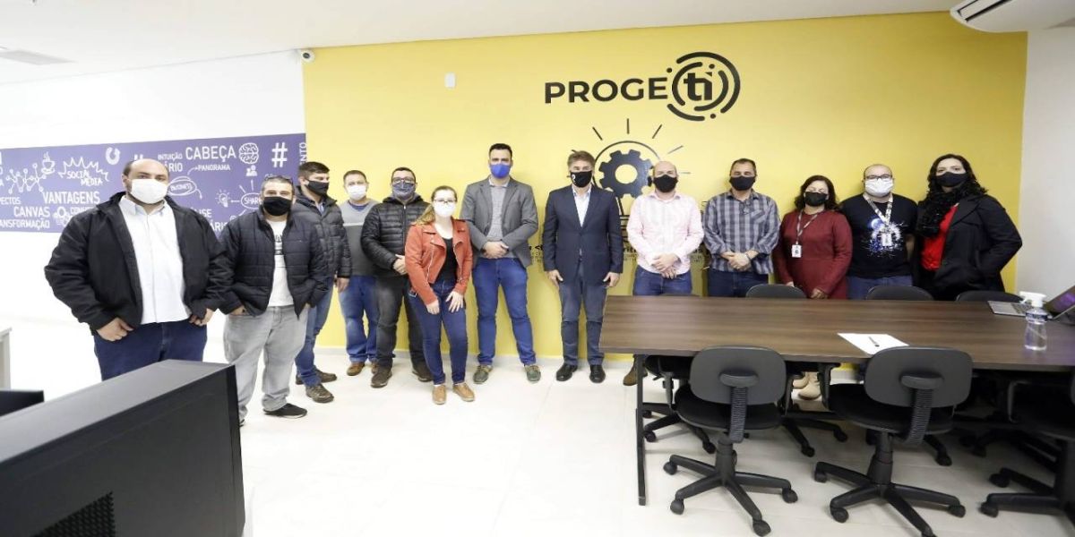 ProgeTi recebe novos computadores para iniciar curso de programação