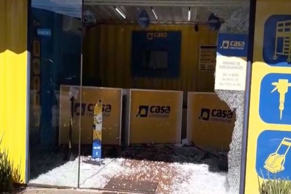 Imagem referente a notícia: Medianeira: PM prende homem que destruiu porta de empresa com veículo