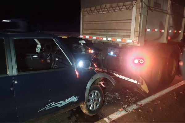 Imagem referente a notícia: Homem fica ferido após forte colisão traseira na BR-277 em Cascavel