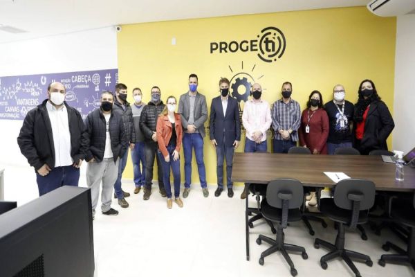 ProgeTi recebe novos computadores para iniciar curso de programação