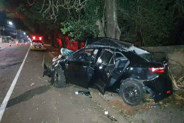 Corolla capota após forte colisão de trânsito na Rua Marechal Cândido Rondon