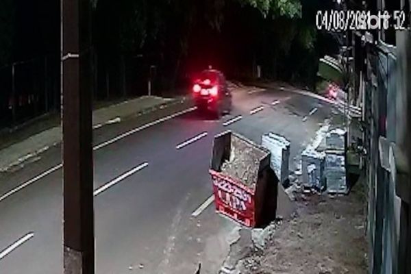 Imagem referente a notícia: Câmera de segurança registra capotamento na Rua Marechal Cândido Rondon no Bairro Neva
