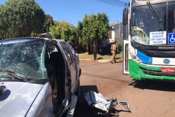 Imagem referente a notícia: Forte colisão entre caminhonete e ônibus do transporte coletivo é registrada no Santa Felicidade