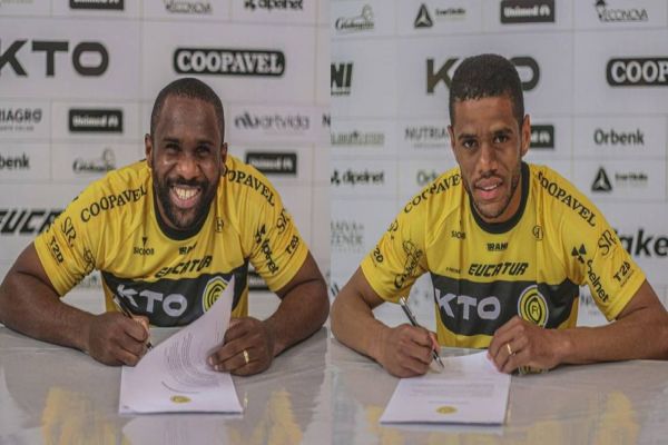 Léo Itaperuna e lateral-direito Libano prorrogam contrato com FC Cascavel até fim de 2022