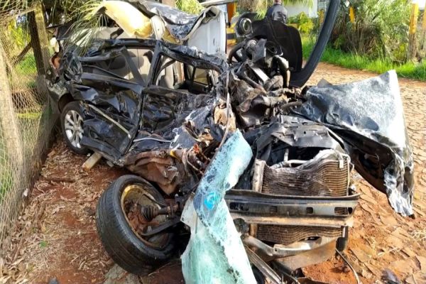 Imagem referente a notícia: Voyage fica completamente destruído após colisão frontal com caminhão na PR-182