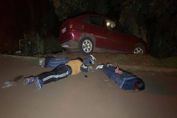 Imagem referente a notícia: Guarda Municipal recupera Kadett furtado e detém 3 indivíduos após acompanhamento tático no Santa Fé